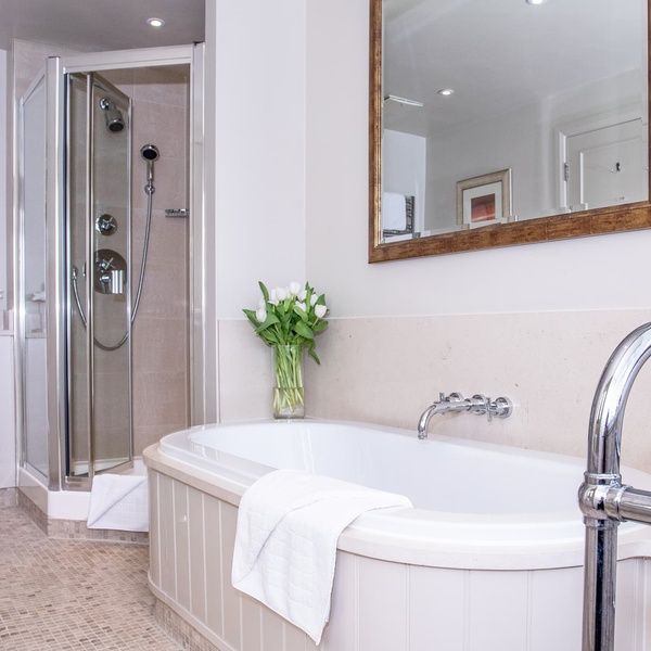 DXK - Deluxe King Bathroom - gallery