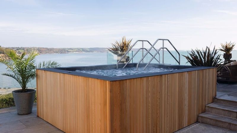 Outdoor spa jacuzzi