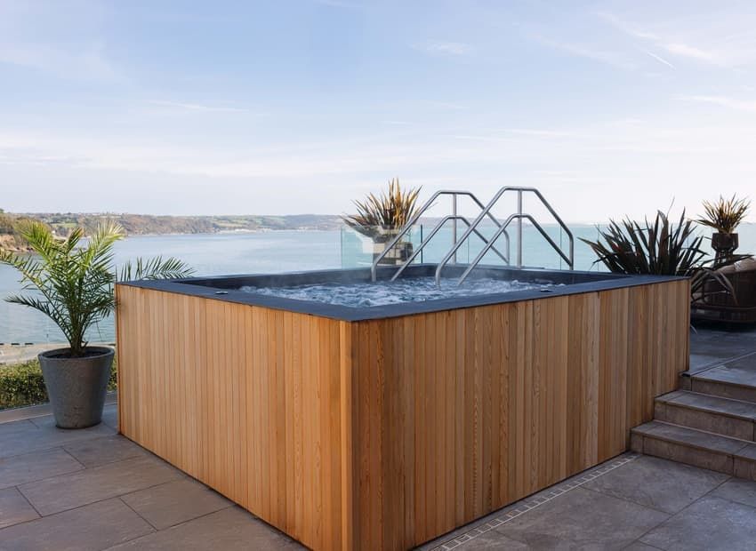 Outdoor spa jacuzzi