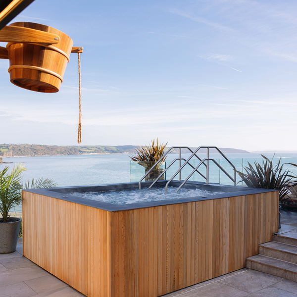 Outdoor spa jacuzzi